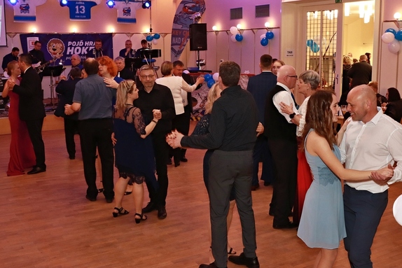 9. hokejový velikonoční ples 12