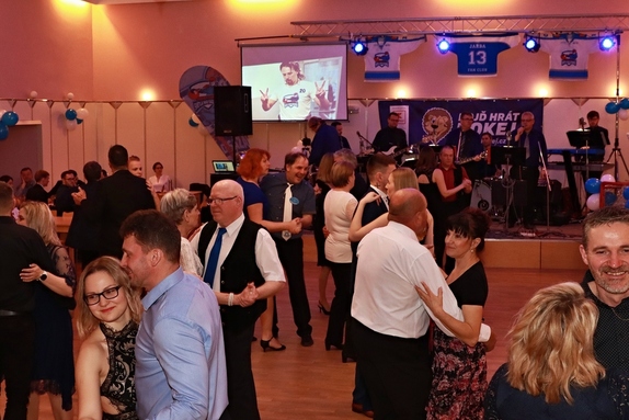 9. hokejový velikonoční ples 13