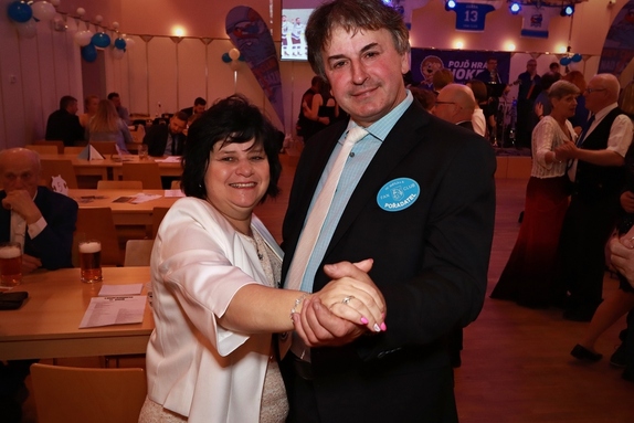 9. hokejový velikonoční ples 23