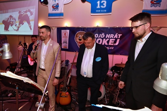 9. hokejový velikonoční ples 31