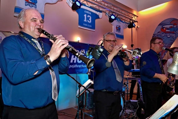 9. hokejový velikonoční ples 38