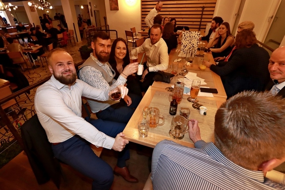 9. hokejový velikonoční ples 23