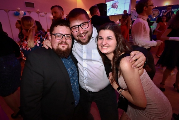 9. hokejový velikonoční ples 27